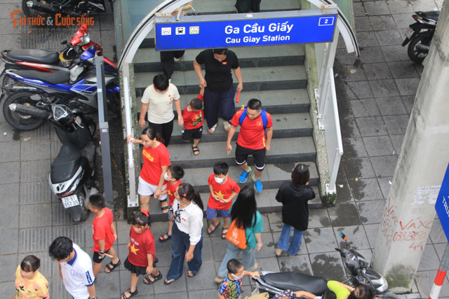 Từ ga cuối (ga Cầu Giấy), người dân tiếp tục đi bộ hoặc sử dụng phương tiện giao thông khác để đến gần sát hơn khu vực diễu binh, diễu hành. kto-tl_img-2401.jpg