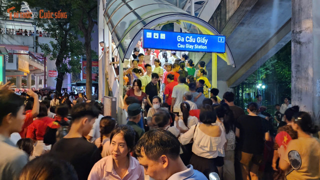 Tuy nhiên, vẫn đông người cố chen lấn để được đi tàu metro về nhà. kto-tl_85d2eaa0c4254c7b1534.jpg
