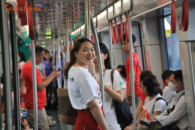 Không khí trên những chuyến tàu chiều của metro Nhổn - Ga Hà Nội thêm phần vui nhộn vì ai cũng hào hứng đến với lễ hợp luyện. kto-tl_img-2380.jpg