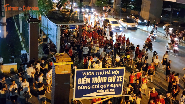 Nhiều người không chịu được cảnh chen lấn nên đành "quay xe" tìm phương tiện khác. kto-tl_48baa0df8e5a06045f4b.jpg