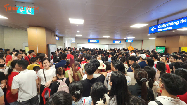Tình trạng chen lấn chờ mua vé tàu metro kéo dài đến gần 23h. kto-tl_13367bcb544edc10855f.jpg