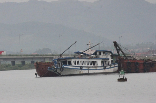 Tàu Vịnh Xanh 58 bị hư hỏng nặng sau vụ lật chết người trên vịnh Hạ Long. anh-chup-man-hinh-2025-08-12-luc-093506.png