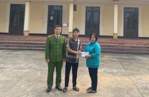 Nhặt được bọc tiền trên đường đi làm, thanh niên Phú Thọ giao cho công an