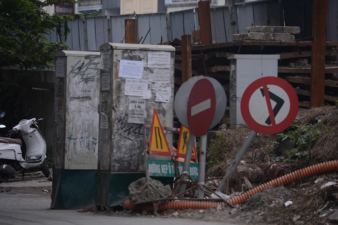 Dự án mở rộng đường Âu Cơ trở thành bãi phế liệu khổng lồ