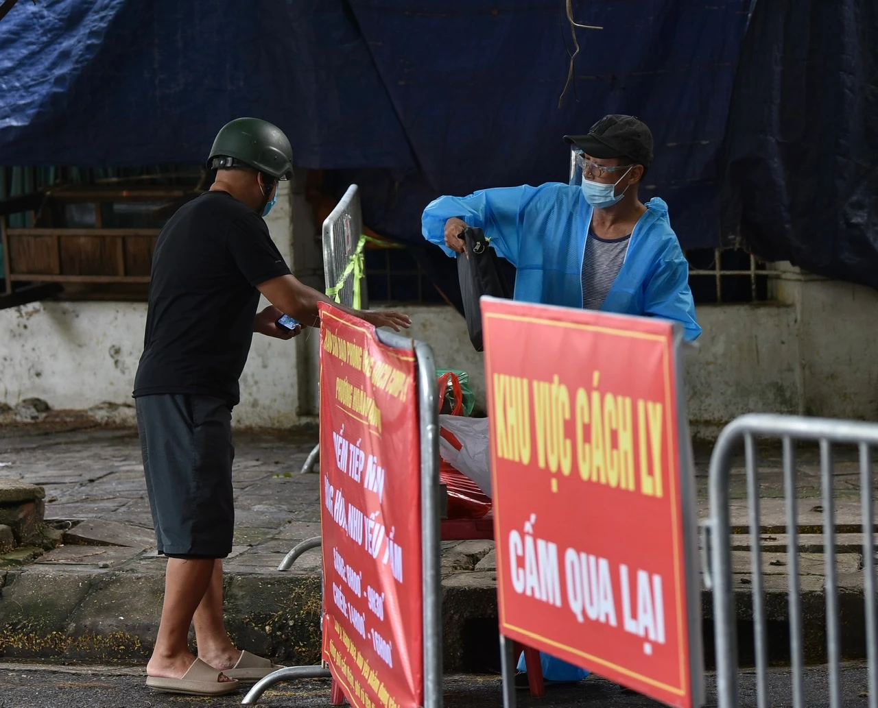 Hà Nội xuất hiện chùm ca bệnh mới, quận Hoàng Mai phong toả gần 600 hộ dân