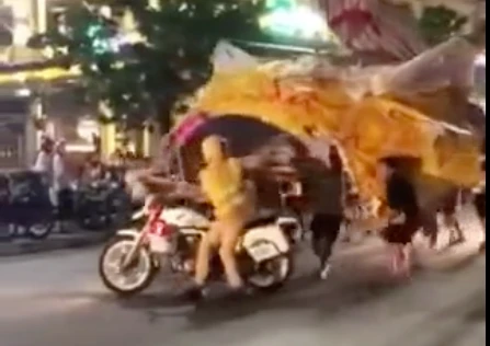 Video: Rước đèn trung thu náo loạn phố và màn "úp đèn" CSGT