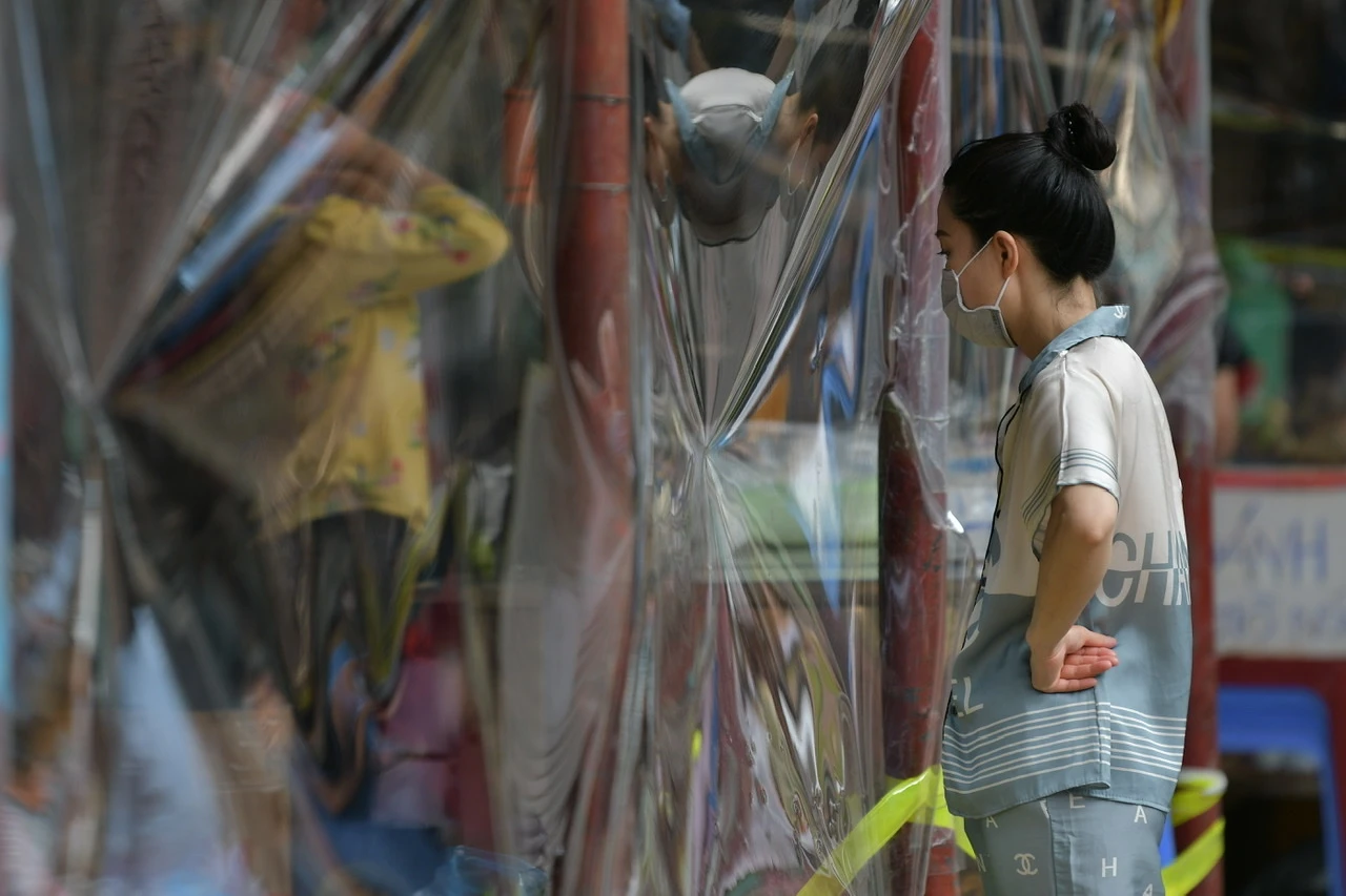 Đi chợ thời COVID-19: Mua qua tấm chắn, bán luân phiên ngày chẵn lẻ