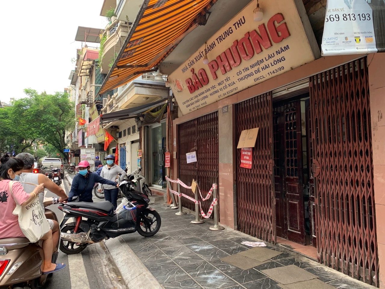 Tấp nập khách giữa dịch, tiệm bánh Trung thu Bảo Phương bất ngờ đóng cửa