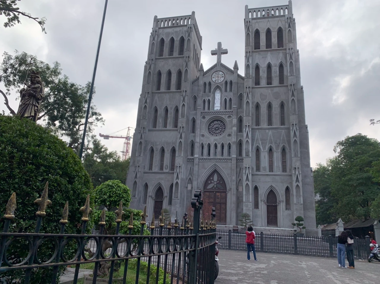 Nhà Thờ Lớn Hà Nội “thay áo” trước thềm năm mới làm mất vẻ cổ kính