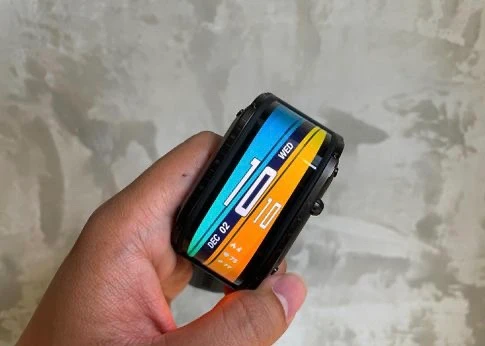 Màn hình cuộn “lấn sân” đồng hồ thông minh, giá chỉ 5 triệu đồng