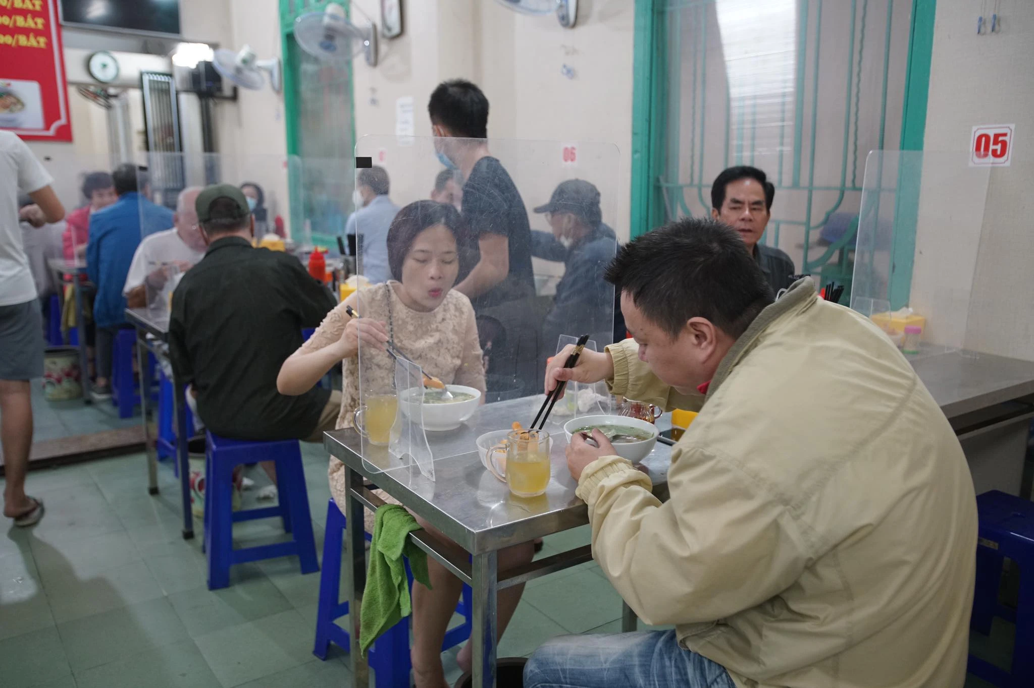 Hà Nội: Quán phở đắt khách ngày đầu được mở bán ăn tại chỗ