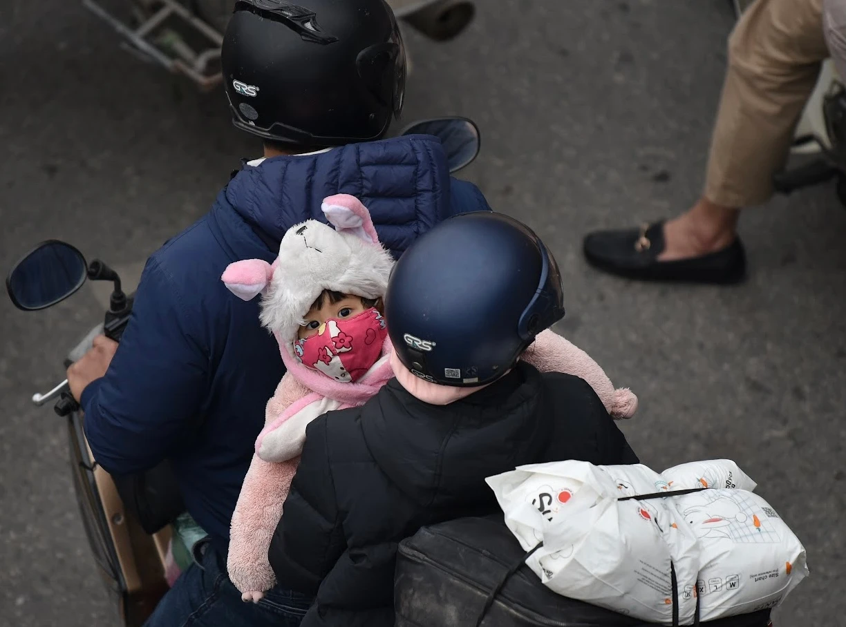 Vất vả cảnh trẻ em “theo chân” bố mẹ quay lại Hà Nội sau nghỉ Tết