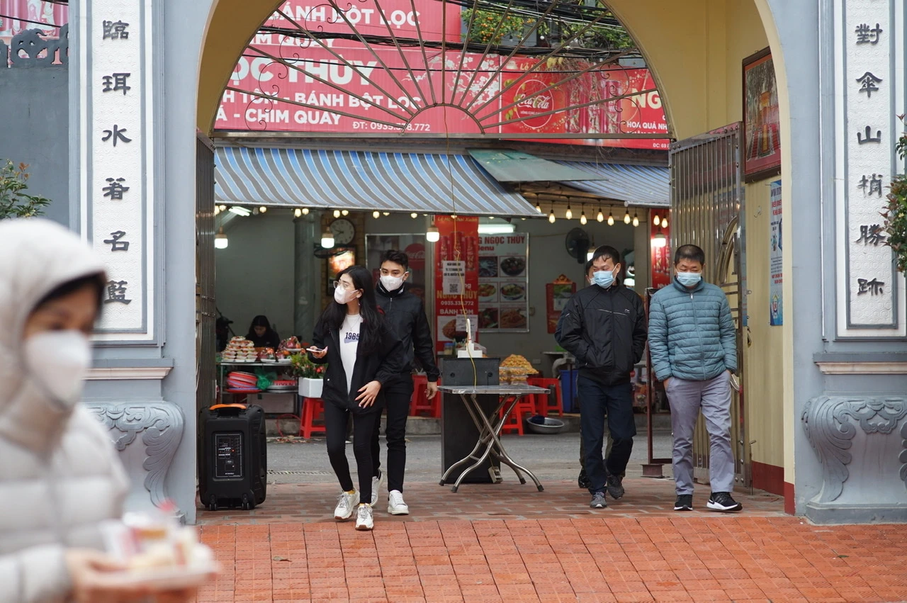 Cảnh Phủ Tây Hồ vắng vẻ, đìu hiu trong ngày đầu mở cửa