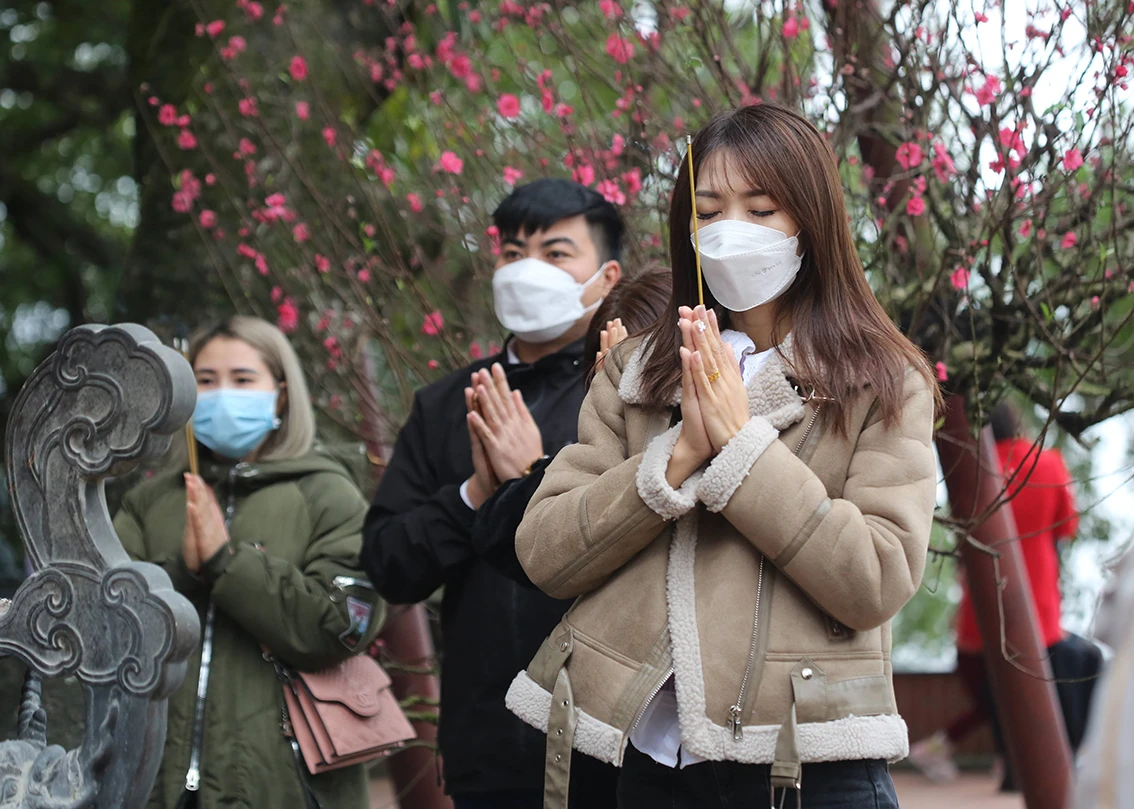 Khách đổ về đông, Phủ Tây Hồ giới hạn người dân vào dâng lễ