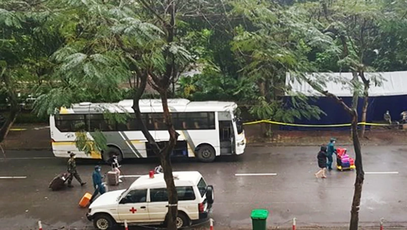 Hà Nội: Hàng chục xe buýt đưa người hoàn thành cách ly về gia đình