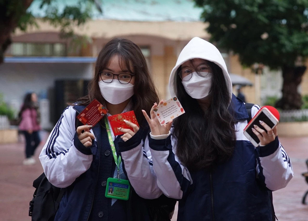 Ngày đầu trở lại trường: Học sinh Hà Nội lì xì thơ phòng chống dịch cho bạn bè