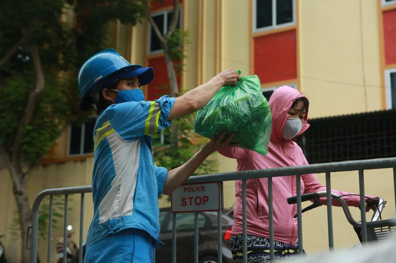 Ấm lòng “sạp rau 0 đồng” của 2 chị lao công giữa lòng Hà Nội