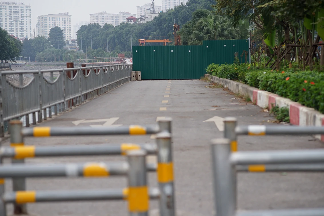 Công trình ngổn ngang "chặt đứt" đường đi bộ ven sông Tô Lịch