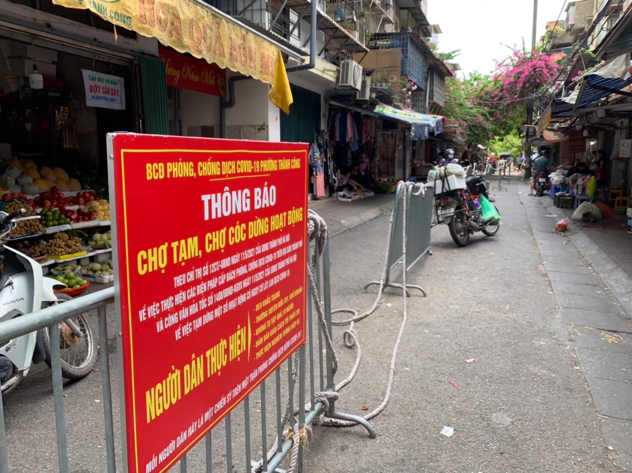 1001 kiểu chống COVID-19 ở chợ dân sinh Hà Nội