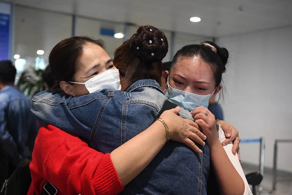 Những người Việt đầu tiên về nước từ vùng chiến sự Ukaraine