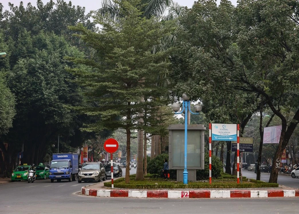 Dải phân cách rộng khiến đường Hoàng Quốc Việt dễ ùn tắc