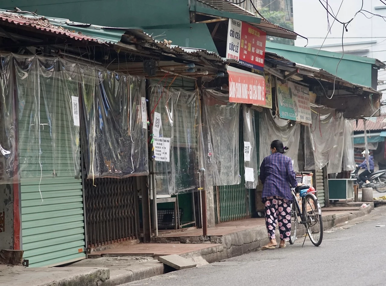 Chợ Nam Đồng bị dừng hoạt động, tiểu thương vẫn “hé cửa” bán hàng