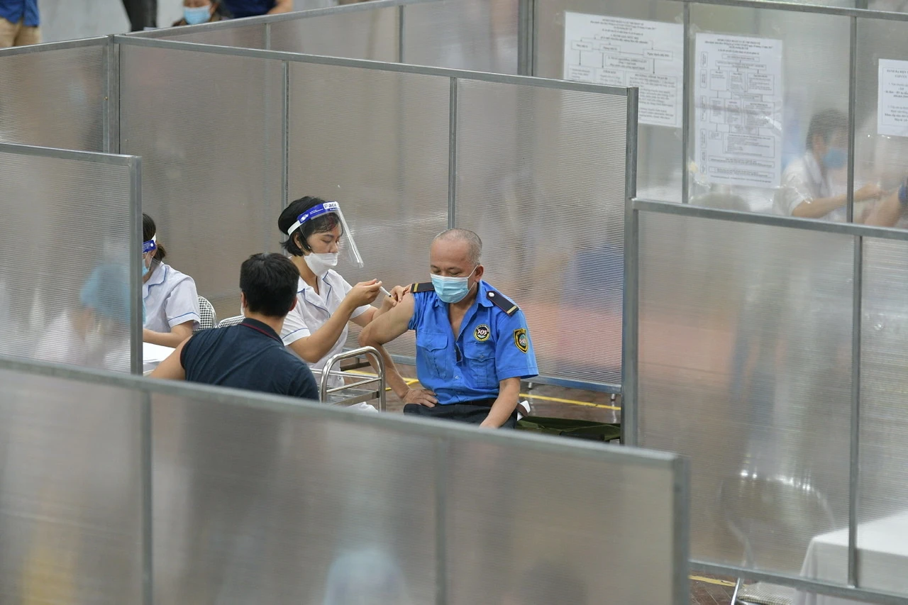 Bên trong bệnh viện dã chiến phục vụ tiêm vaccine đầu tiên tại Hà Nội