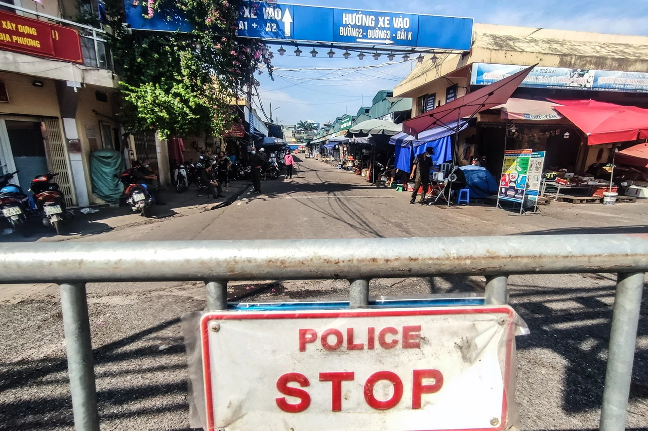Chợ hoa quả Long Biên bị phong toả do người giao đá là F0