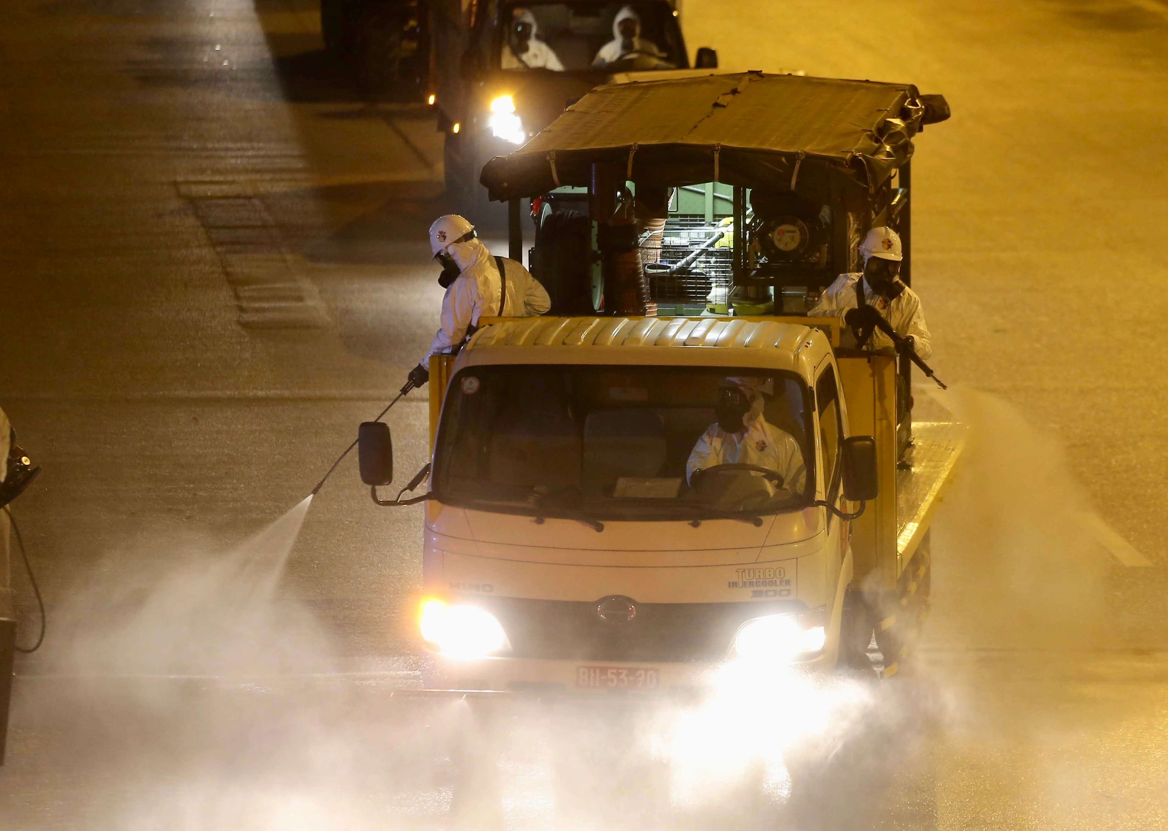 Binh chủng Hoá học khử trùng BV Bạch Mai, đưa bệnh nhân về khu cách ly