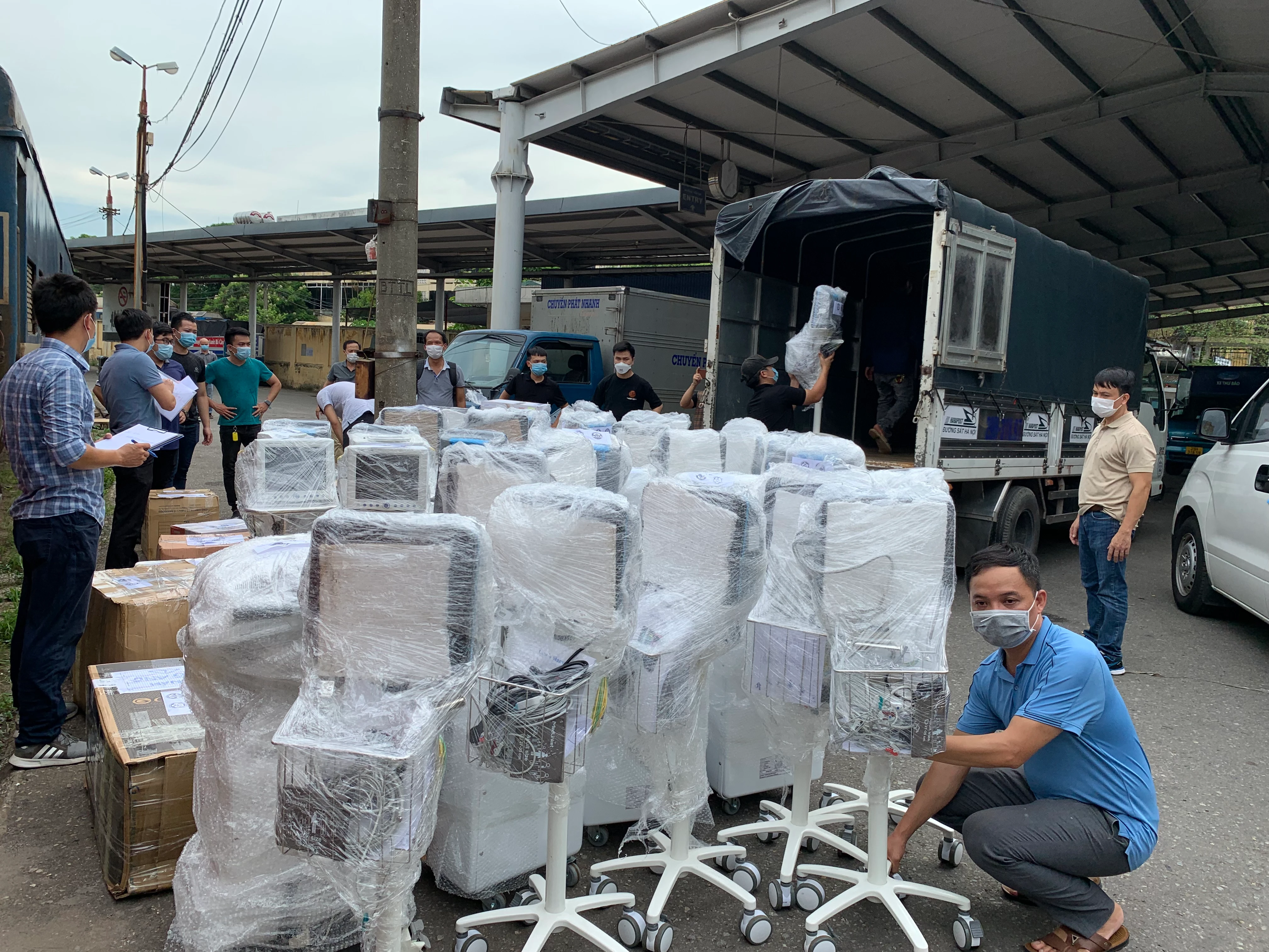 Cận cảnh toa tàu "đặc biệt" chở 10 tấn thiết bị vào TP HCM chống dịch COVID-19