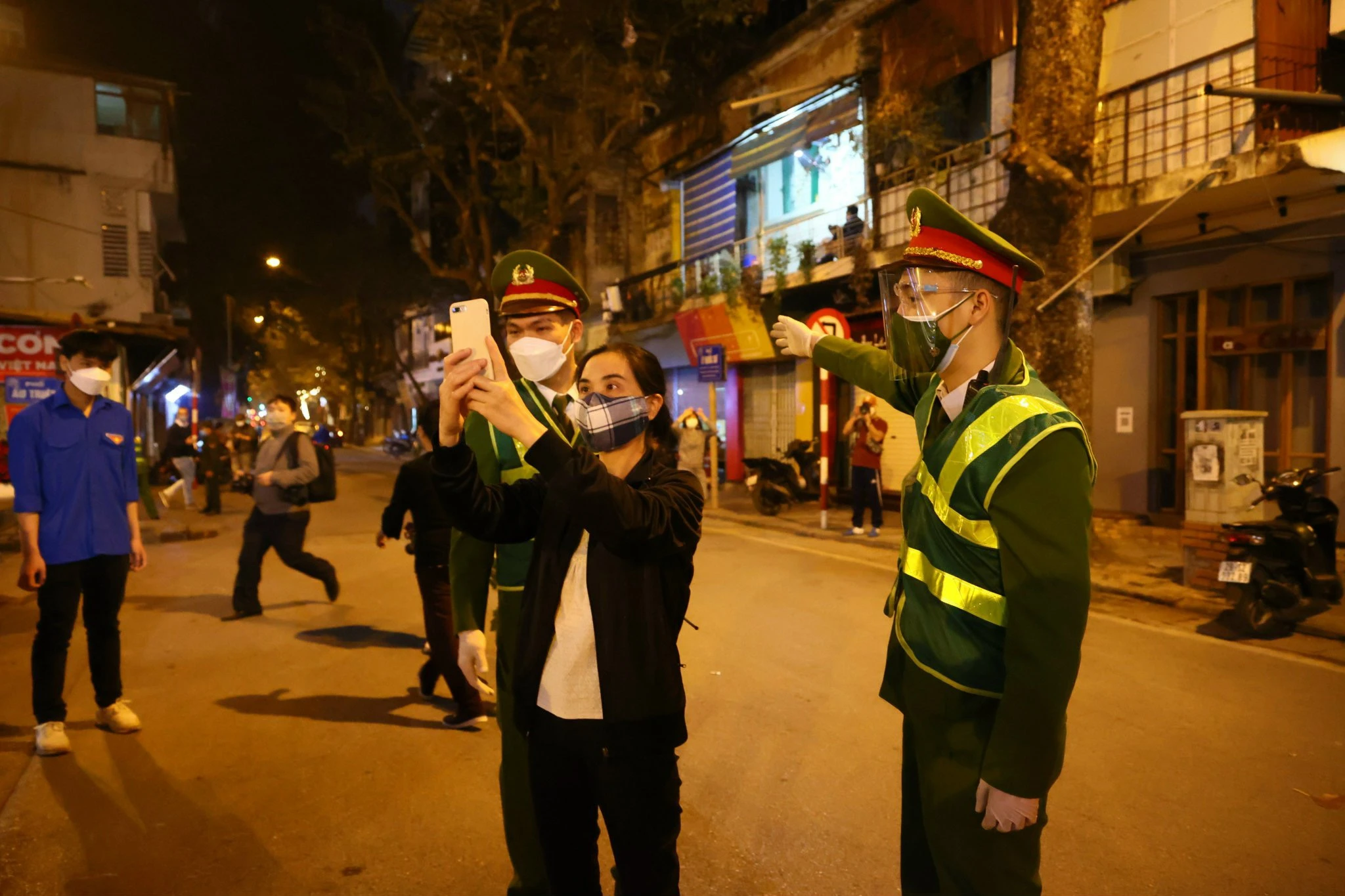 Hàng loạt rào chắn quây kín khu vực Nhà Thờ Lớn đêm Noel