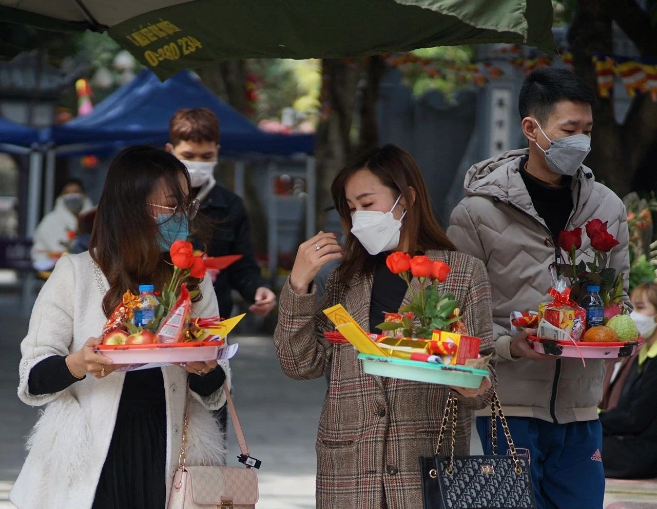 Nam thanh, nữ tú đến Chùa Hà cầu duyên trong ngày lễ Valentine