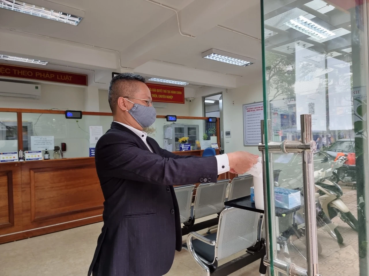 Công sở Hà Nội vắng vẻ trong sáng làm việc đầu tiên của năm mới