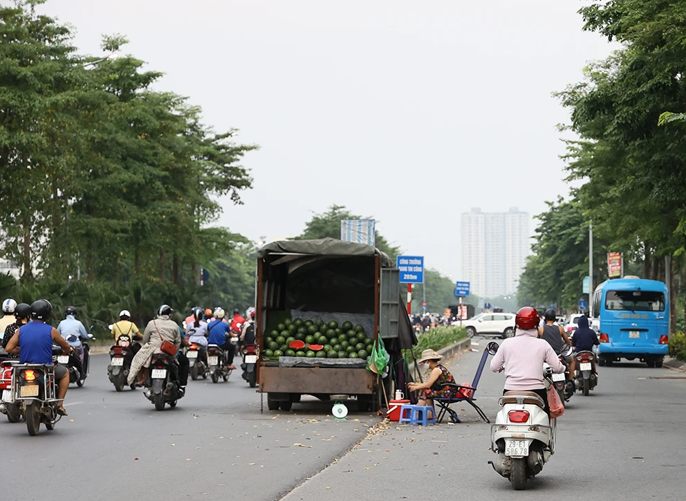 Đại lộ nghìn tỷ giữa Thủ đô biến thành... chợ tạm