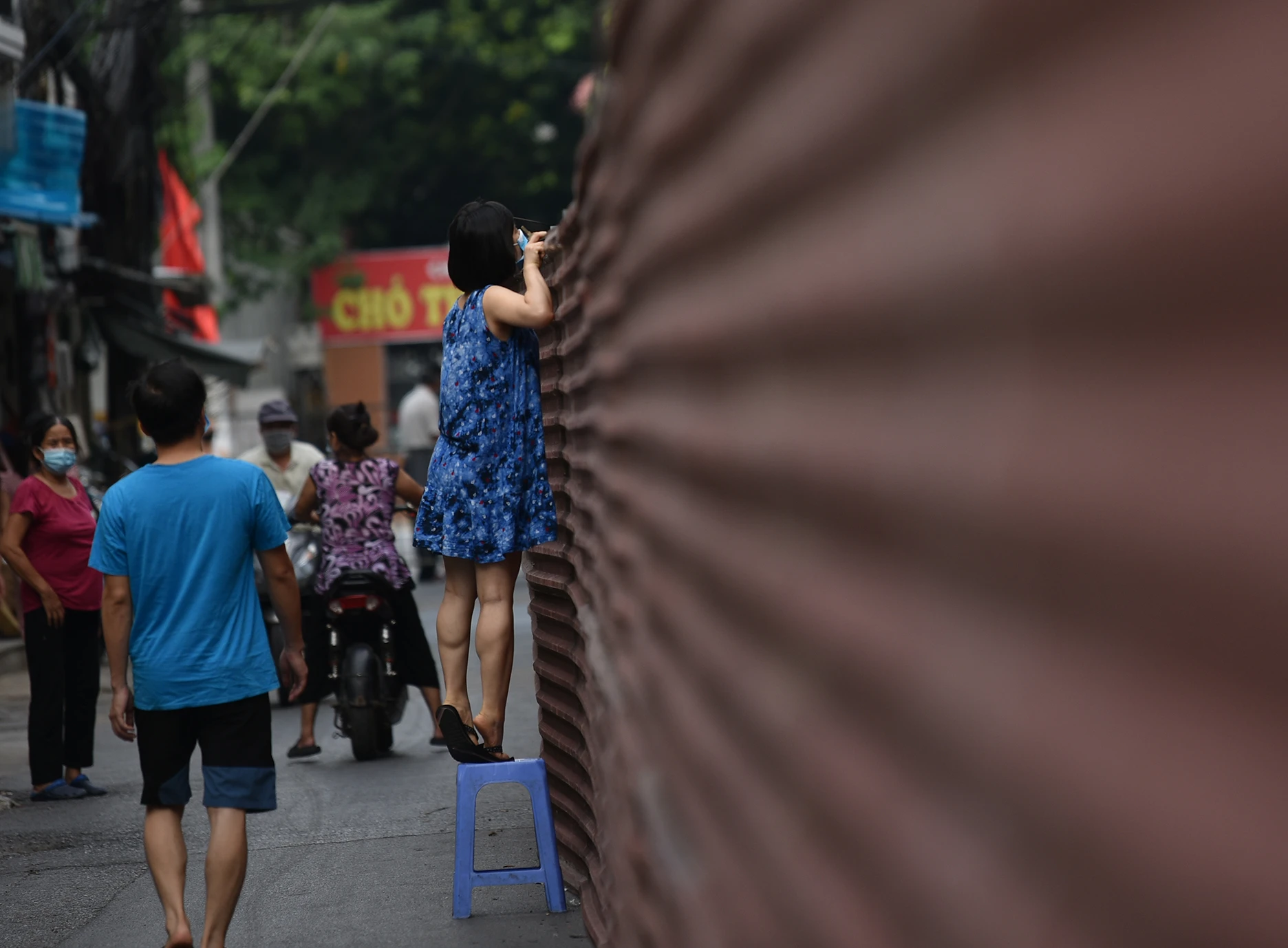 Ngán ngẩm cảnh người dân bắc ghế đi chợ từ “Quận nọ sang Huyện kia”