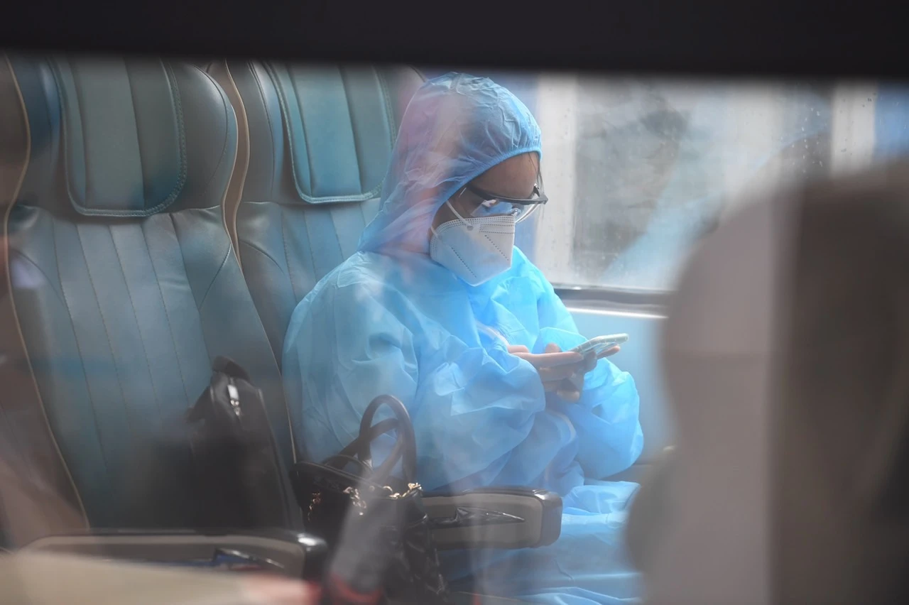 Cận cảnh chuyến tàu thương mại đầu tiên chạy lại sau nhiều tháng nghỉ dịch