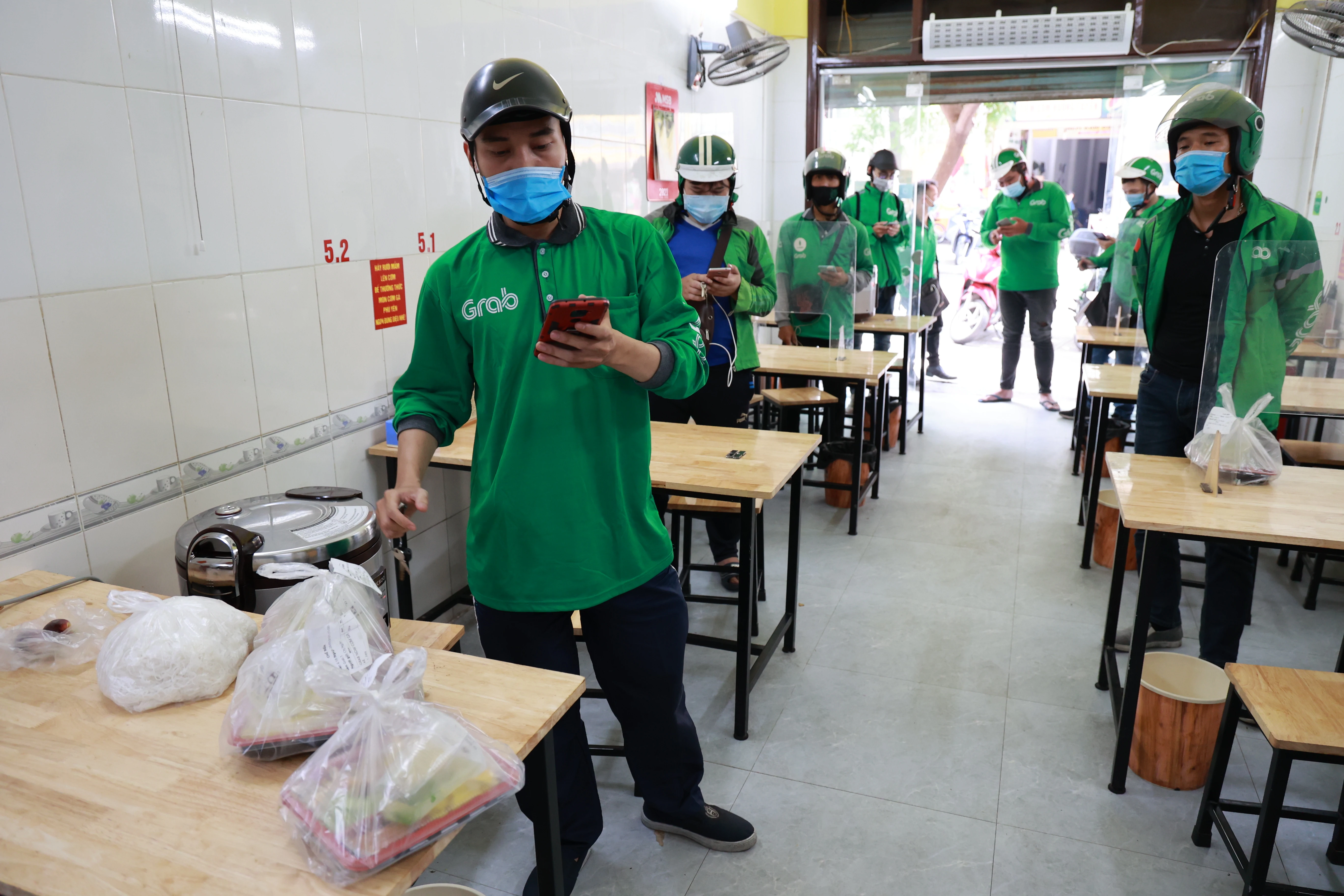 Quán hàng đỏ mắt mong mở cửa lại, shipper kiếm 2 tiếng bằng chở khách cả ngày