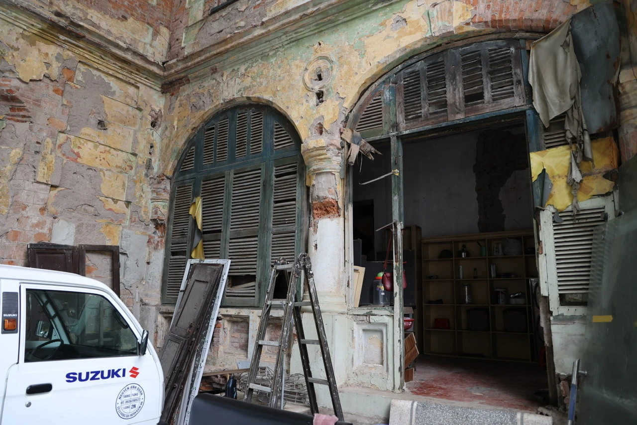 Hà Nội: Xót xa cảnh biệt thự cổ giữa phố thành điểm giữ xe ô tô