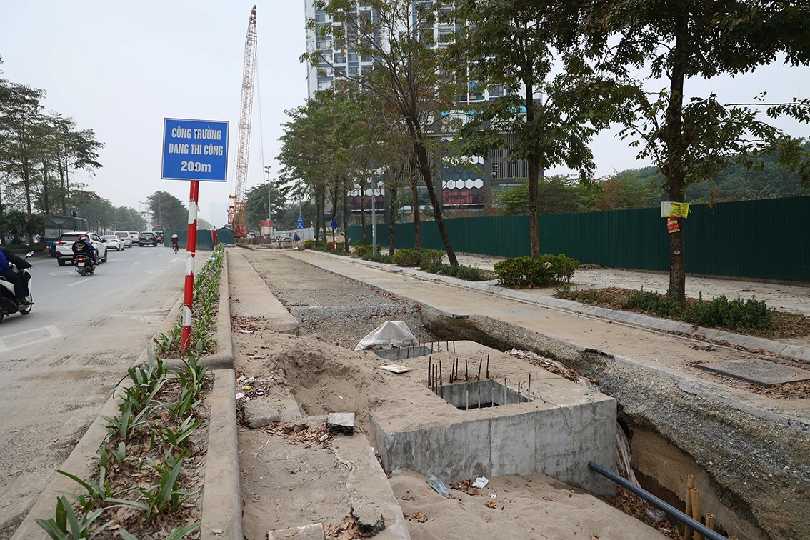 Đại lộ nghìn tỷ giữa lòng Hà Nội chưa hoàn thiện đã... đào xới