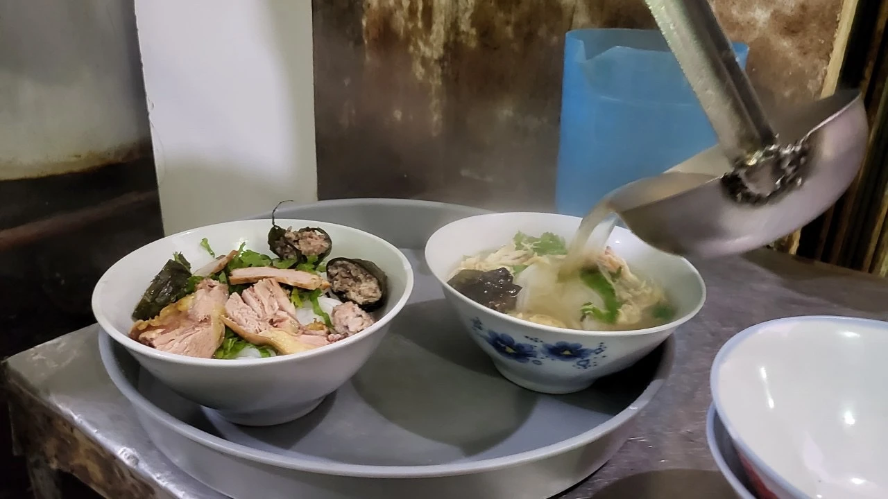 Quán phở 5.000 đồng giữa Thành Nam gần 20 năm không tăng giá