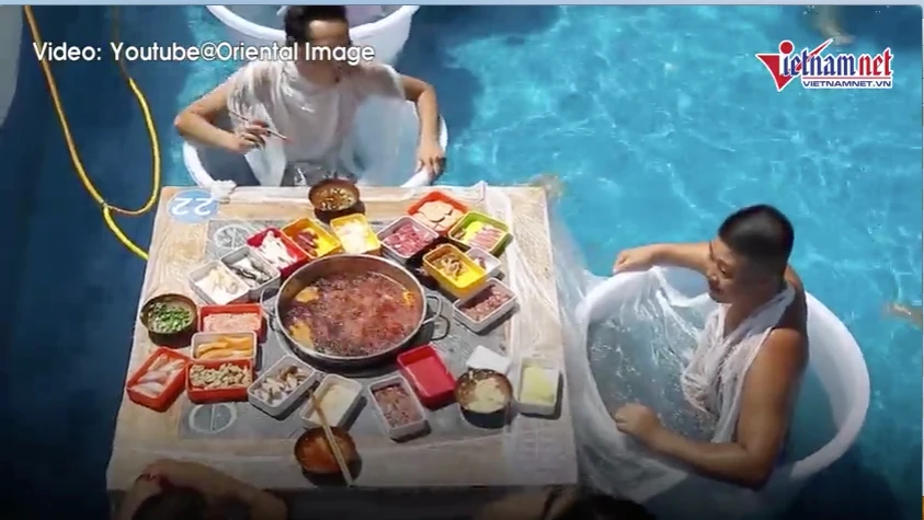 Video: Trải nghiệm mặc bikini, ăn lẩu trong bể bơi 