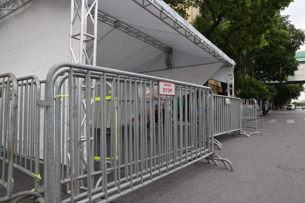 Hình ảnh tháo dỡ 39 chốt kiểm soát trên đường phố Hà Nội