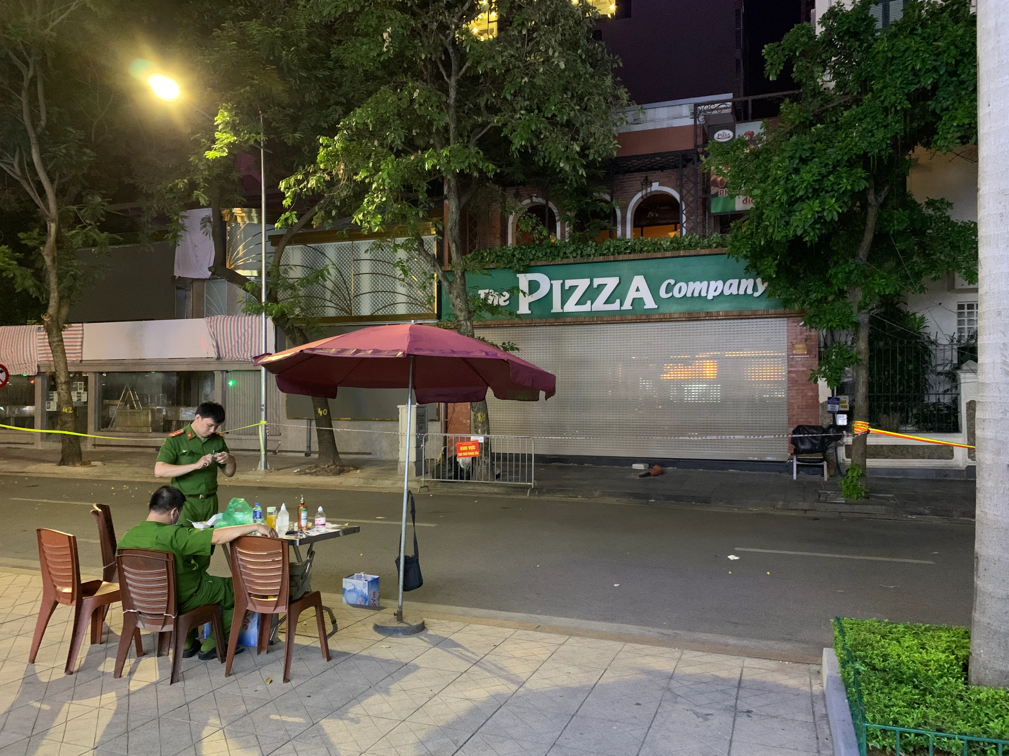 Phong toả quán pizza Company ở Đoàn Trần Nghiệp do nhân viên nghi là F0