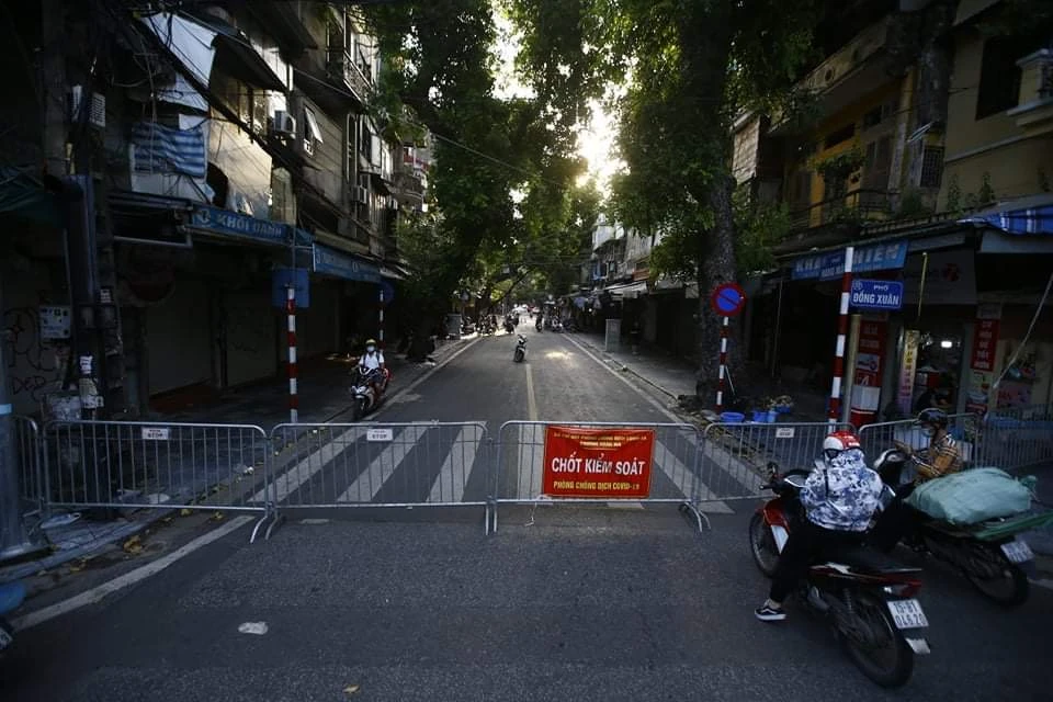 Lén lút mở bán đồ chơi, phố Hàng Mã bị dựng rào "cứng" kiểm soát