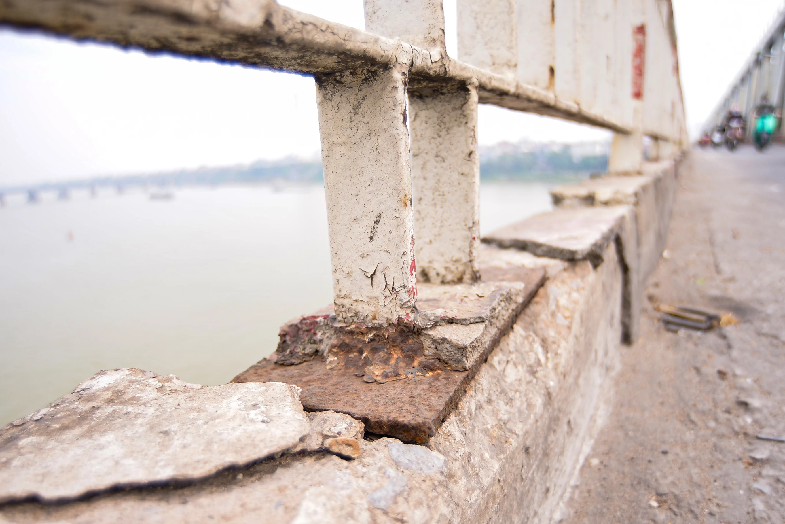 Mặt cầu Chương Dương lồi lõm, nhiều điểm trơ khung sắt