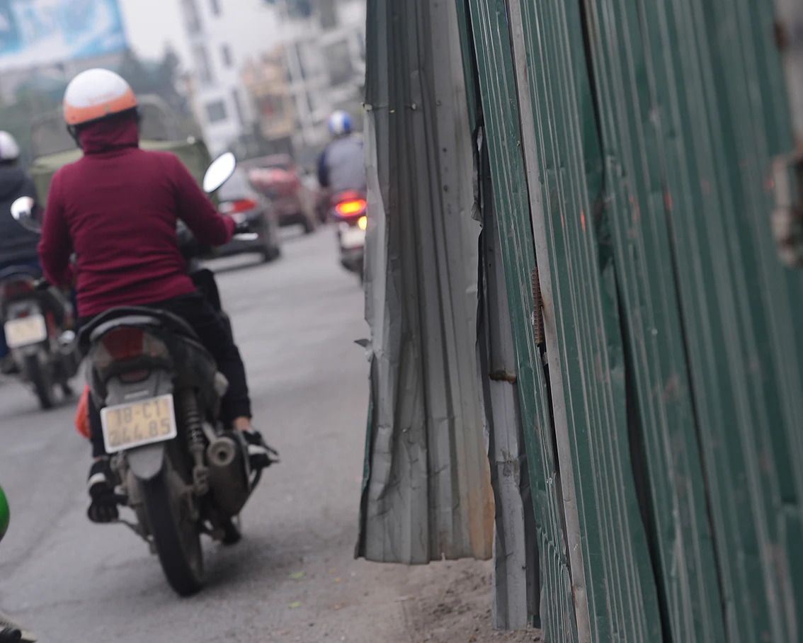 Hãi hùng nhìn “lưỡi rao” chìa ra từ công trường mở rộng đường Âu Cơ