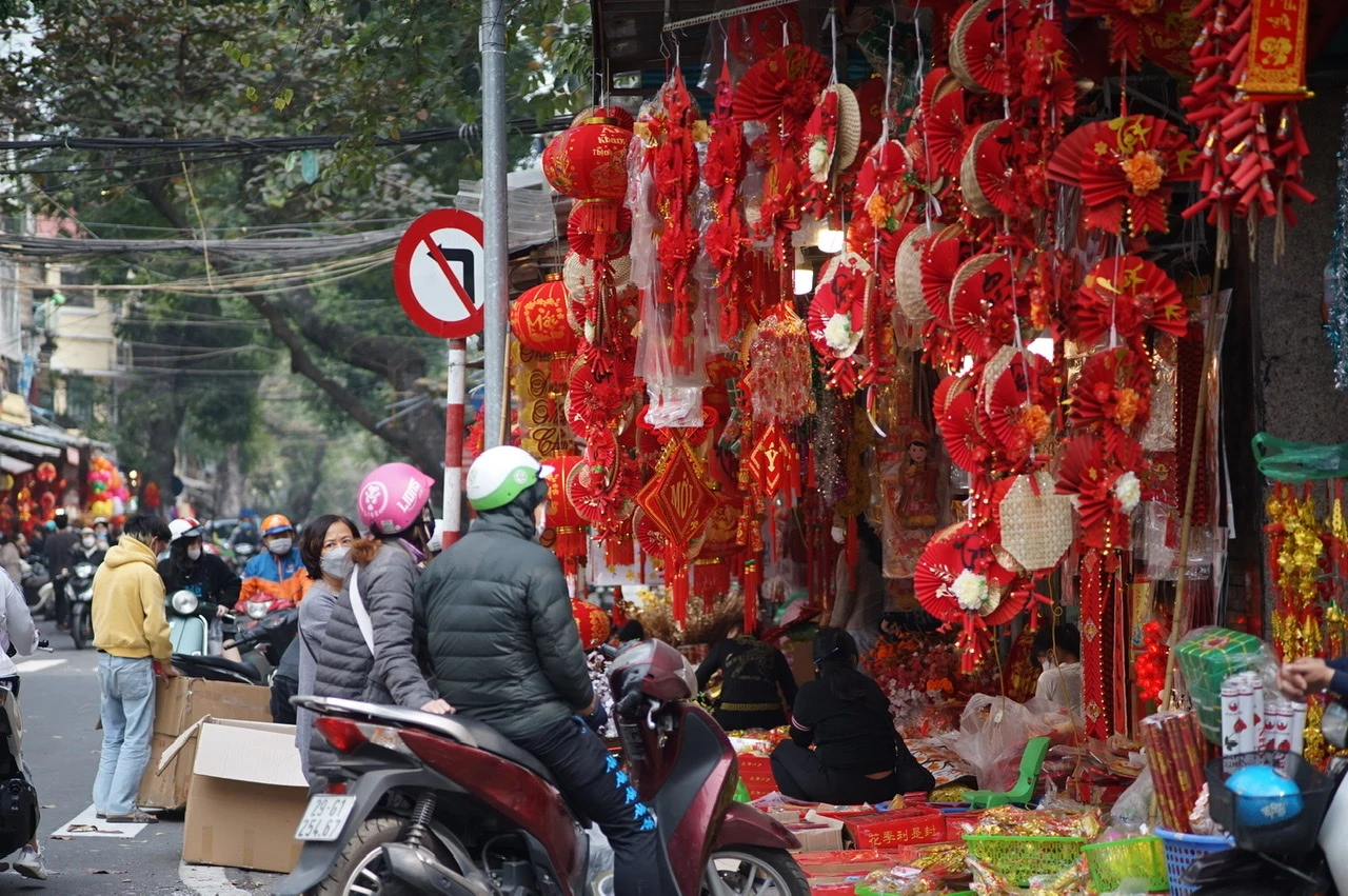 Phố Hàng Mã rực rỡ sắc màu chờ đón Tết Nguyên đán