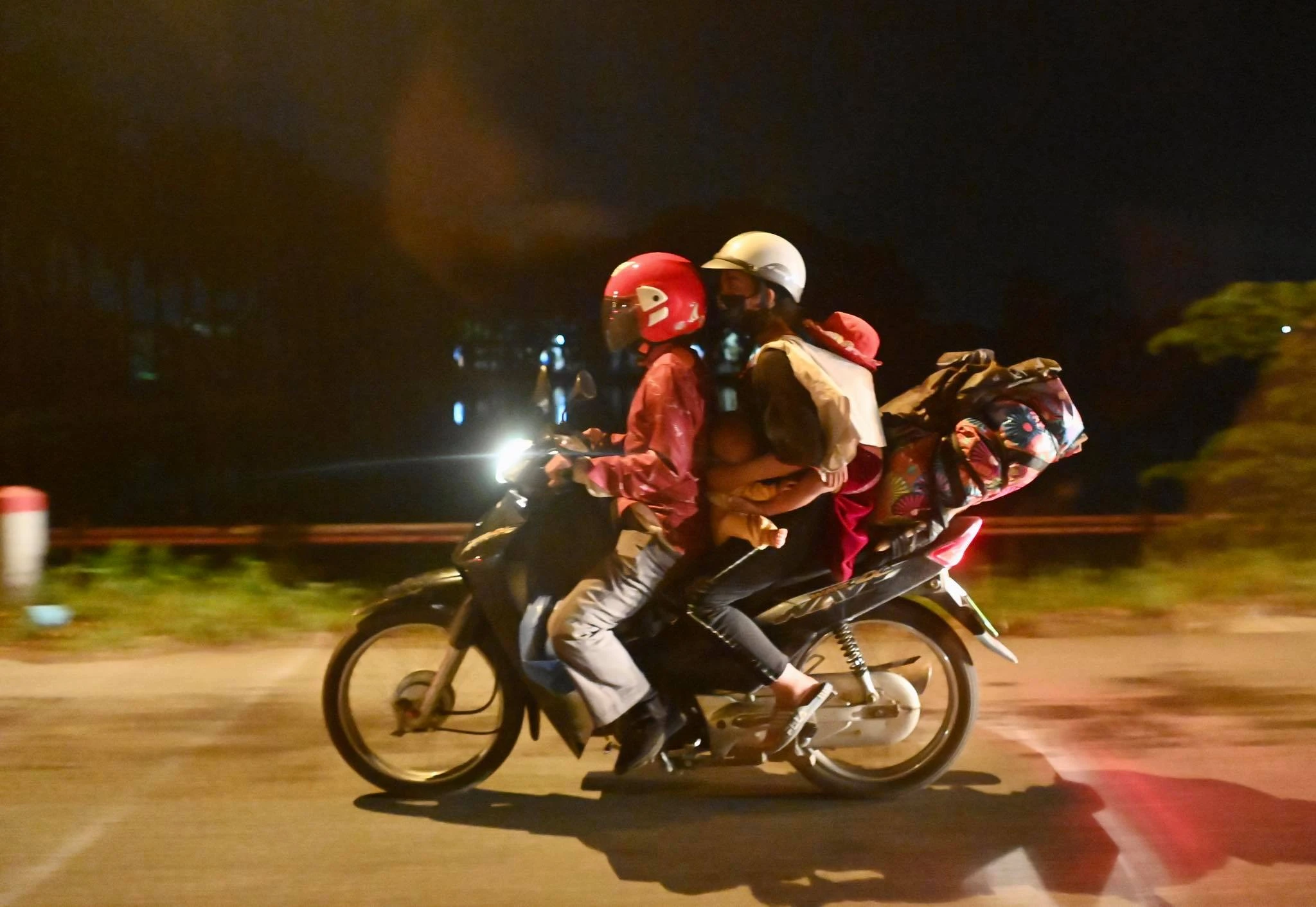 Xót xa trẻ nhỏ theo bố mẹ gần 2.000Km từ Bình Dương về quê