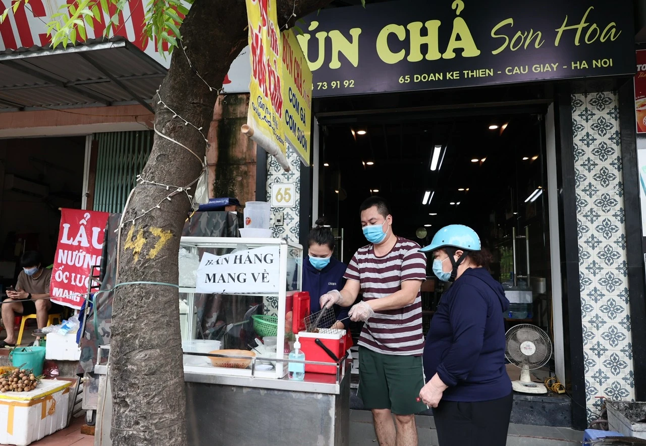 Bún, miến bán ship về “cháy hàng”... ngày đầu Hà Nội nới lỏng