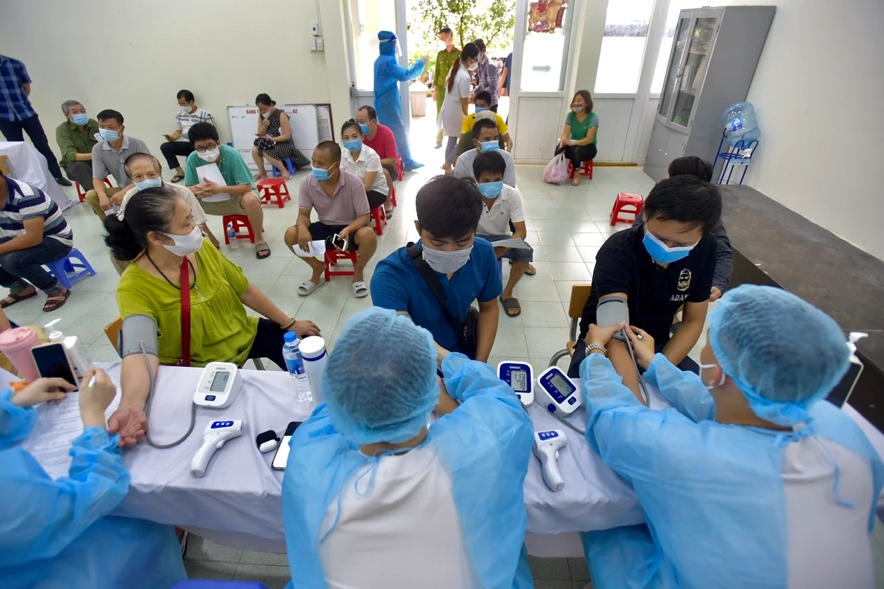 Công nhân người dân tộc bị mắc kẹt ở Hà Nội được tiêm Vero Cell